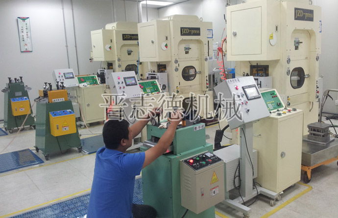 整平機(jī)、送料機(jī)檢修中