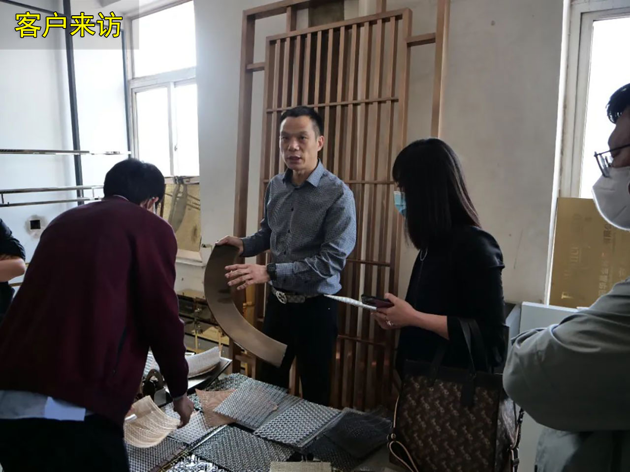 浙江客戶來(lái)訪選購(gòu)送料機(jī)